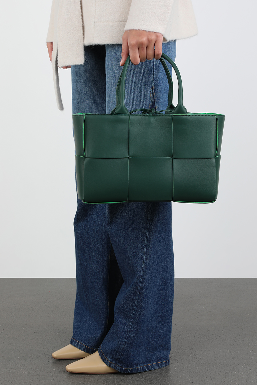 תמונת כל הלוק של Woven Leather Tote Bag in Green